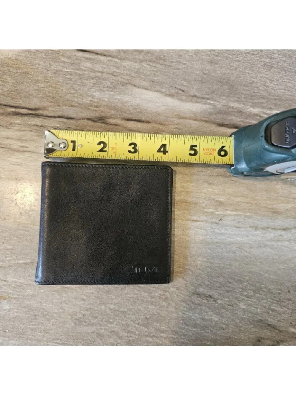 Tumi Black Leather Bifold Wallet 8 Card Slots Slim Classic 4 x 3.75